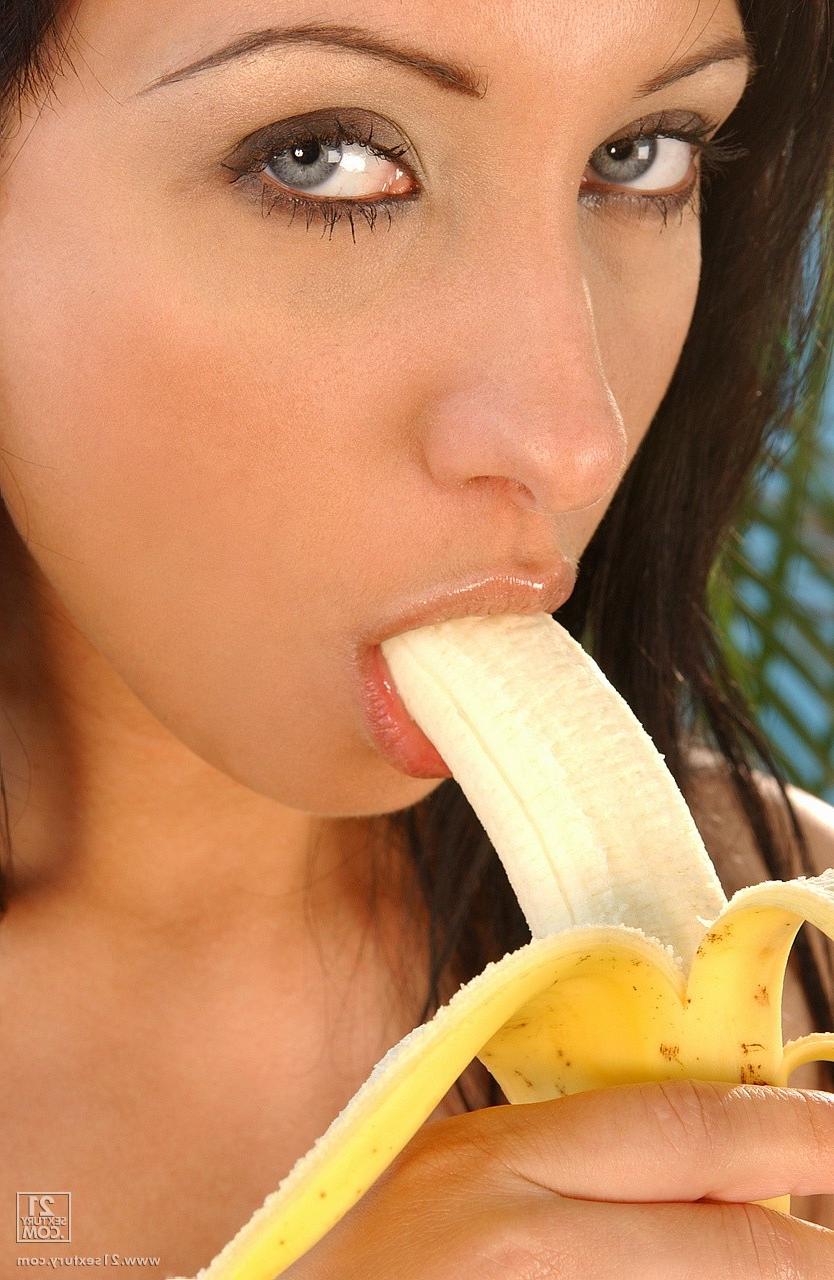 17P Morena com peitos grandes Roxanne brinca com uma banana e enfia na vulva