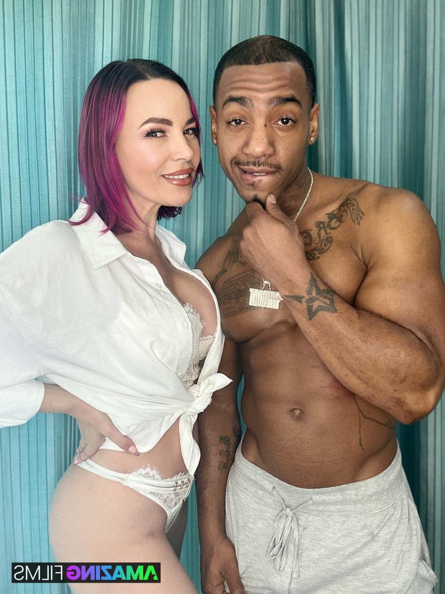 15P Dana Dearmond, eine Mädel mittleren Alters, beendet ihren Interracial-Sex mit einem Geldschuss