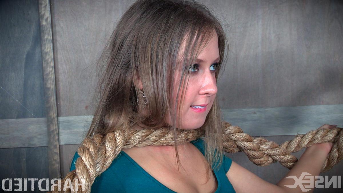 14P La pequeña rubia Brooke Bliss es atada con una cuerda durante un juego BDSM