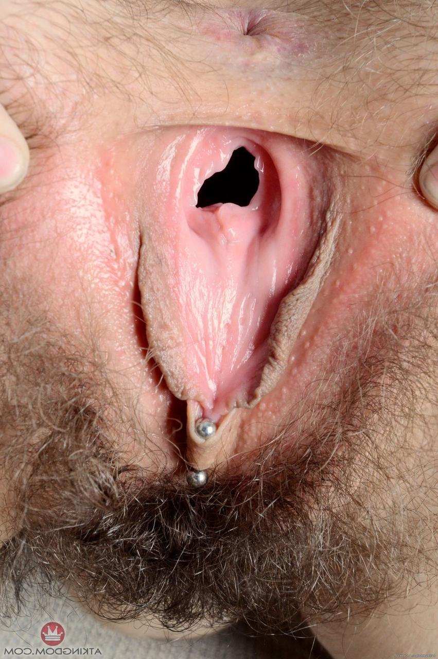 20P La pequeña morena Valkyree Jaine se mete los dedos y abre su impresionante coño peludo