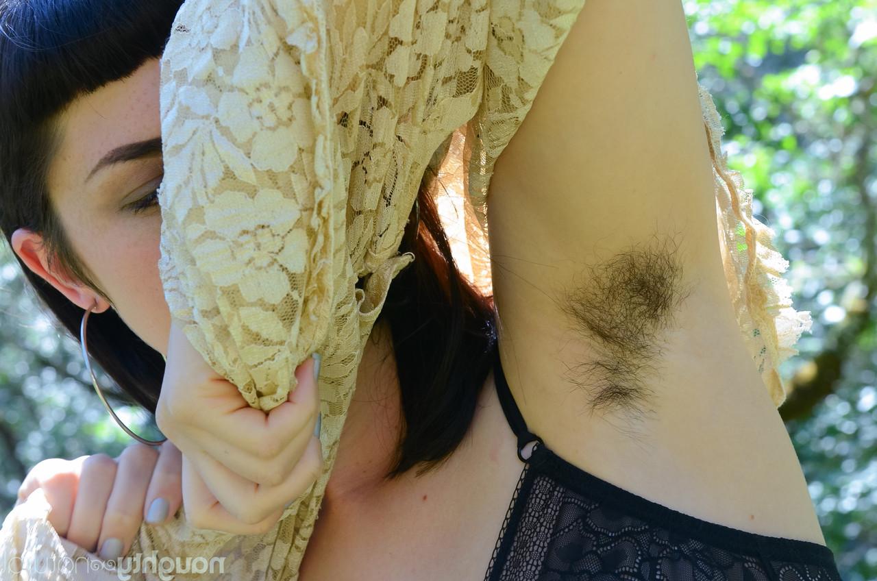 20P A adorável gata amadora Myre tira a roupa em um pomar e mostra suas axilas peludas