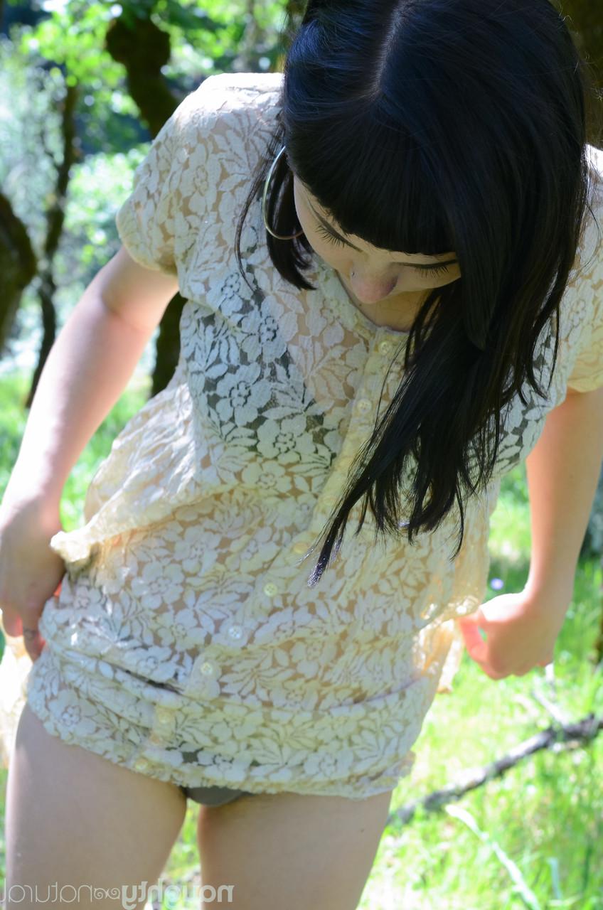 20P A adorável gata amadora Myre tira a roupa em um pomar e mostra suas axilas peludas