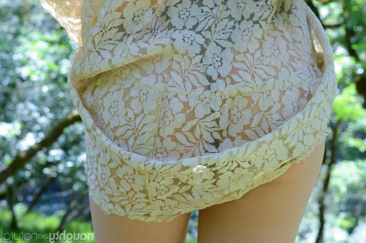 20P A adorável gata amadora Myre tira a roupa em um pomar e mostra suas axilas peludas