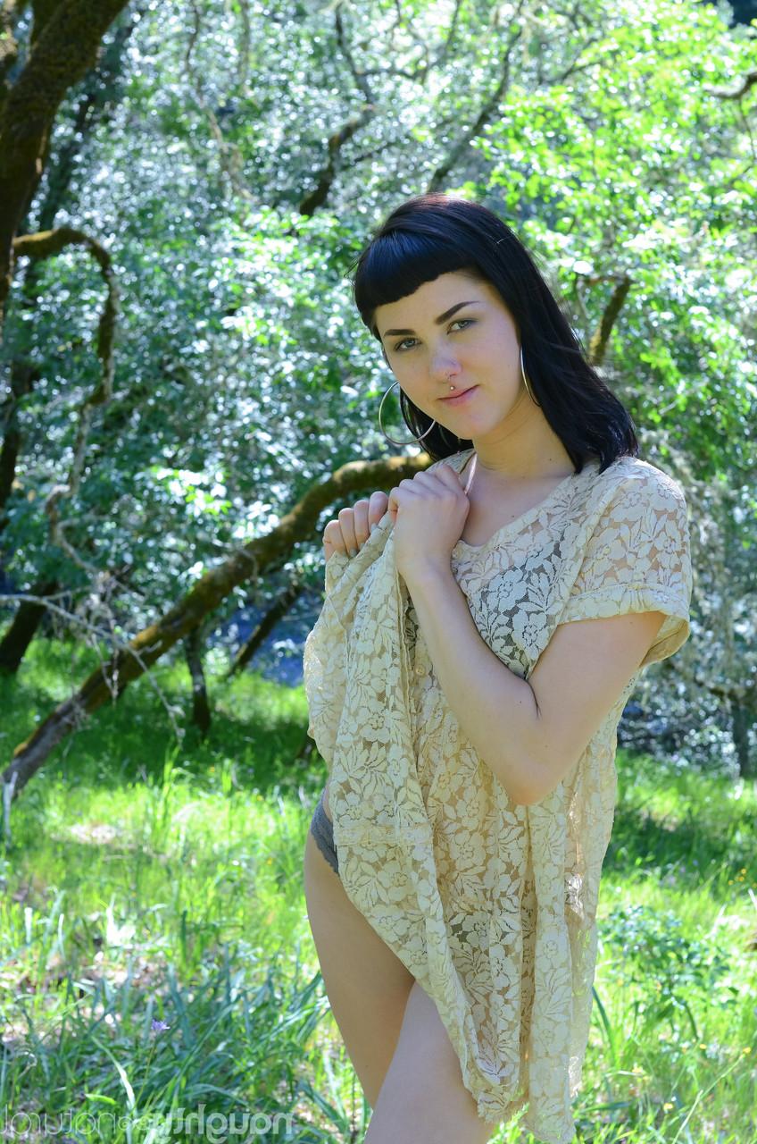 20P A adorável gata amadora Myre tira a roupa em um pomar e mostra suas axilas peludas