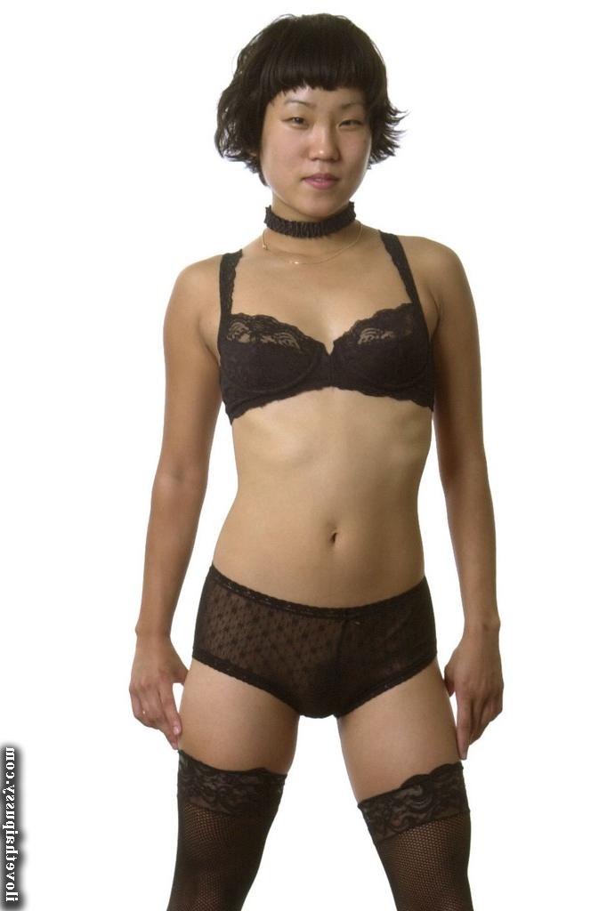 16P Chica asiática delgada quitándose la lencería y abriendo las piernas en medias