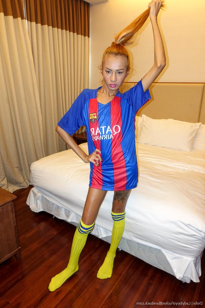 16P Ladyboys Fucked Bareback interprété par Dolla Naked Images