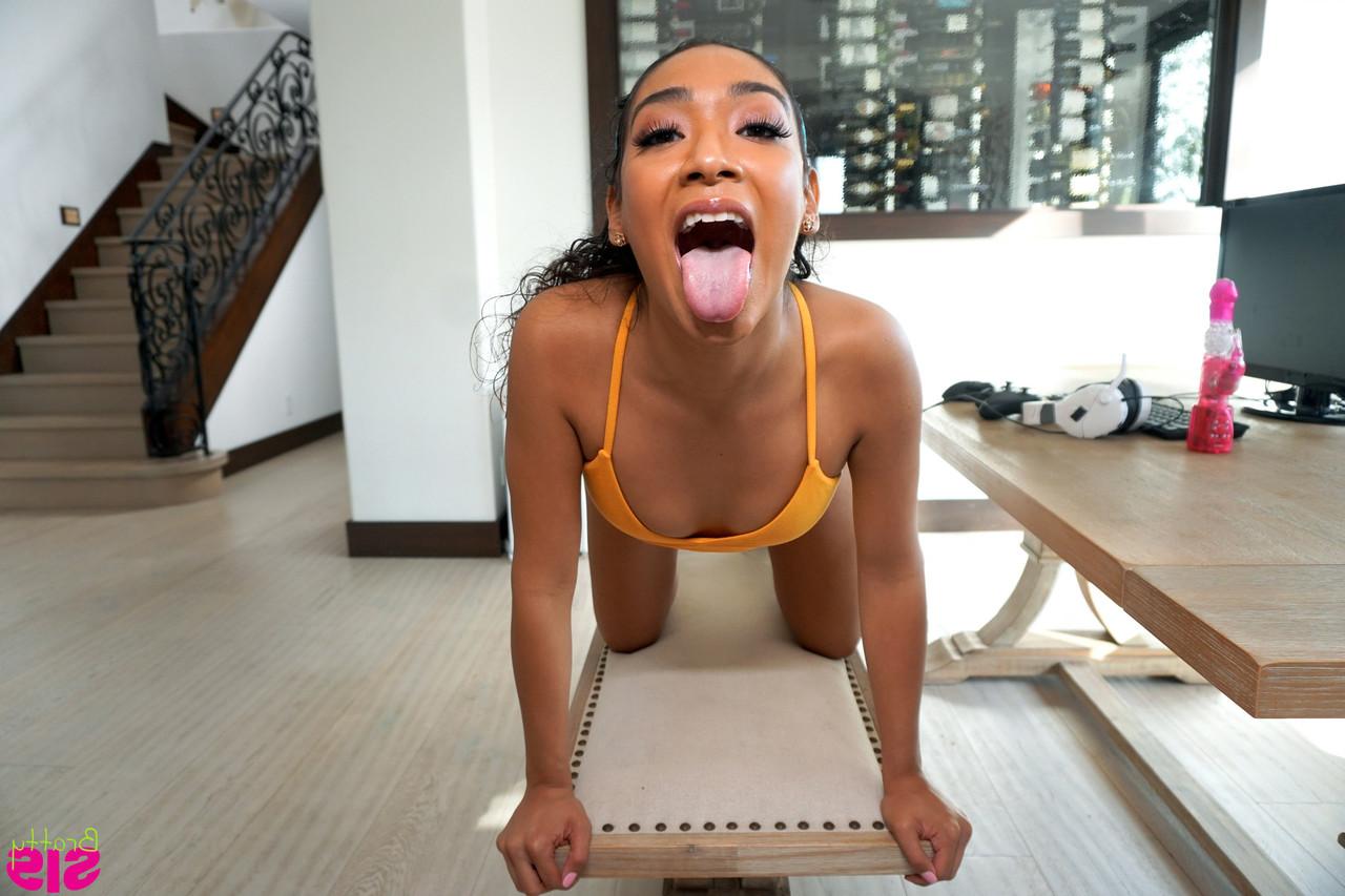 20P Sarah Lace de ébano super sexy cavalga um grande galo branco e leva uma gozada