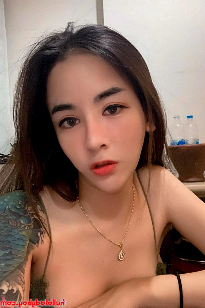 20P La guapa asiática transexual Nany muestra su escote en su compilación
