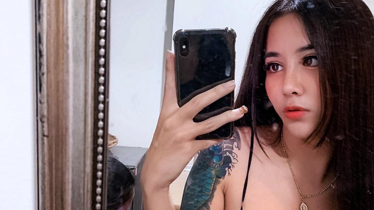 20P La guapa asiática transexual Nany muestra su escote en su compilación