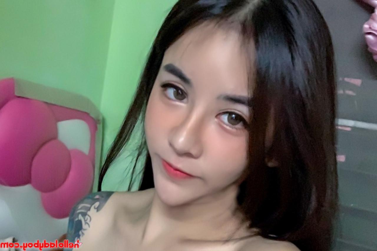 20P La guapa asiática transexual Nany muestra su escote en su compilación