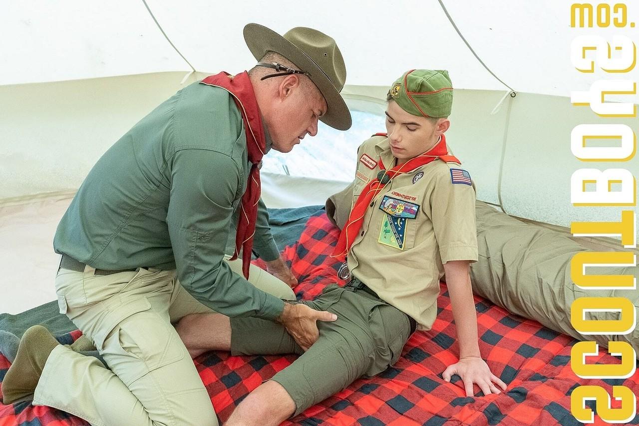20P Scoutmaster Stone, gay mature, a des relations sexuelles anales hardcore avec son scout junior