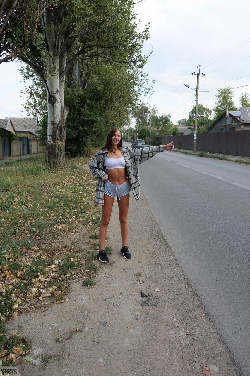 13P La belle amateur Olya Derkach montre ses jambes chaudes et son butin parfait en extérieur