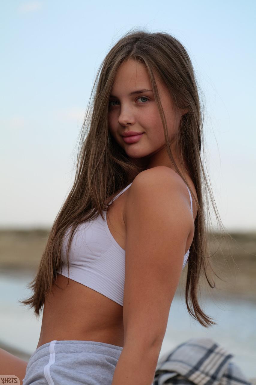 13P La belle amateur Olya Derkach montre ses jambes chaudes et son butin parfait en extérieur