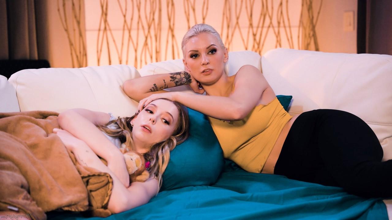 15P Lily Larimar participa de sexo lésbico com sua madrasta Kenzie Taylor