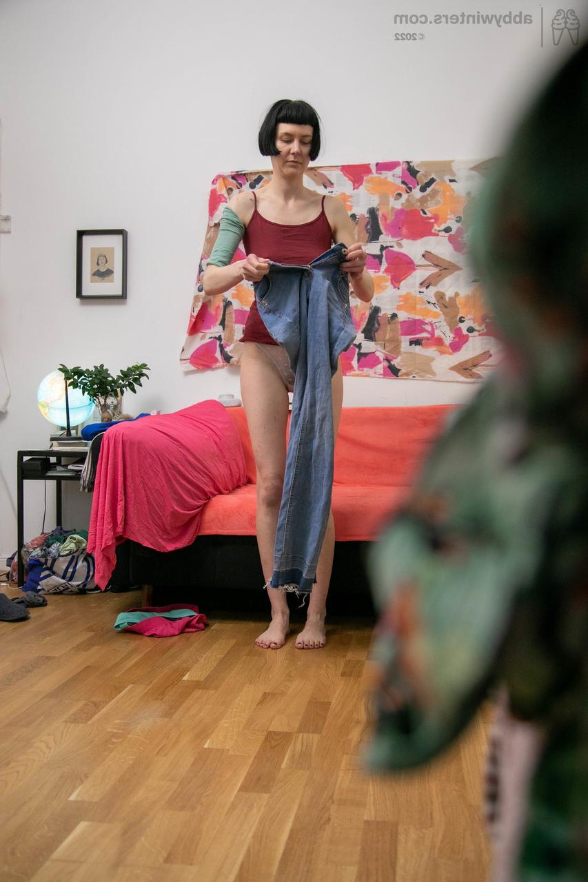 20P Delfine amadora sexy mostra sua bunda gostosa e seu arbusto aparado enquanto se veste