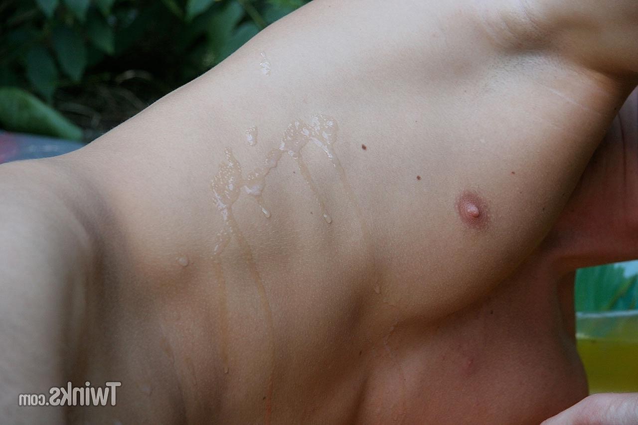 20P Twinks super sexy praticam sexo gay estilo cachorrinho ao ar livre na natureza