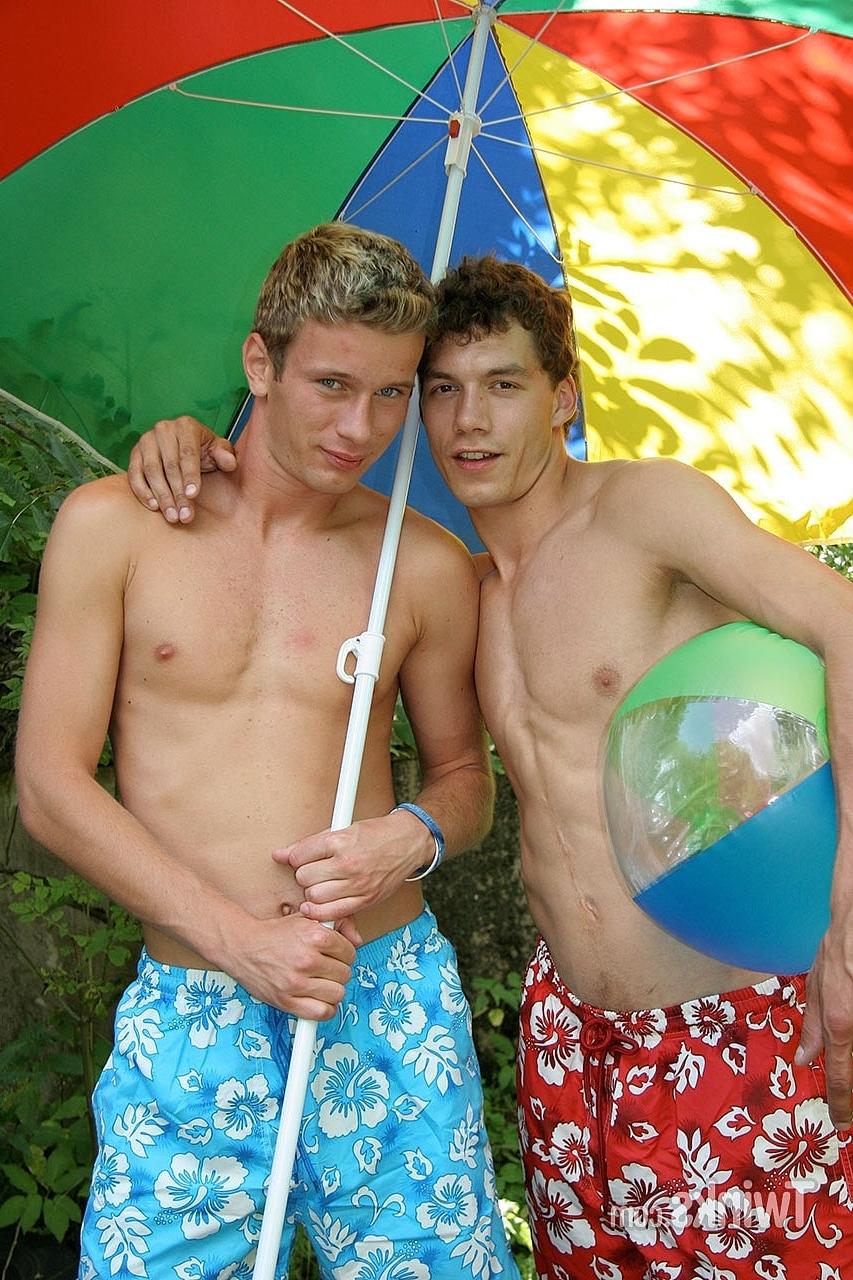 20P Twinks super sexy praticam sexo gay estilo cachorrinho ao ar livre na natureza