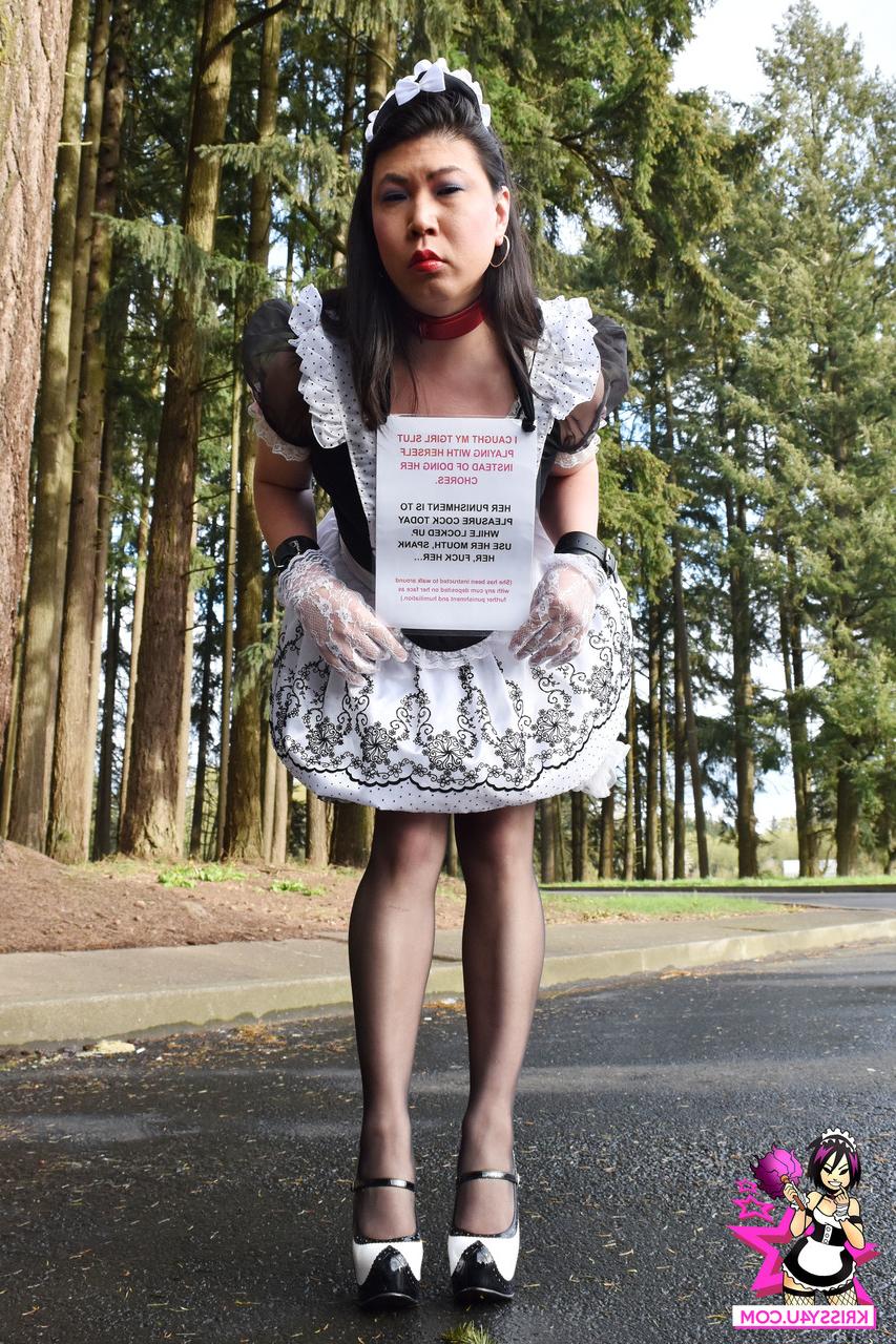 16P Transexuelle asiatique en uniforme de femme de chambre exhibe son cul et ses couilles dans le parc