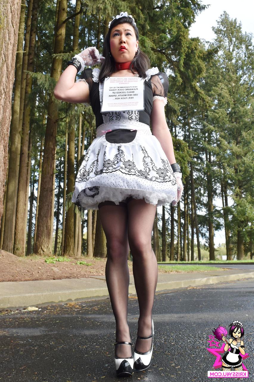 16P Transexuelle asiatique en uniforme de femme de chambre exhibe son cul et ses couilles dans le parc