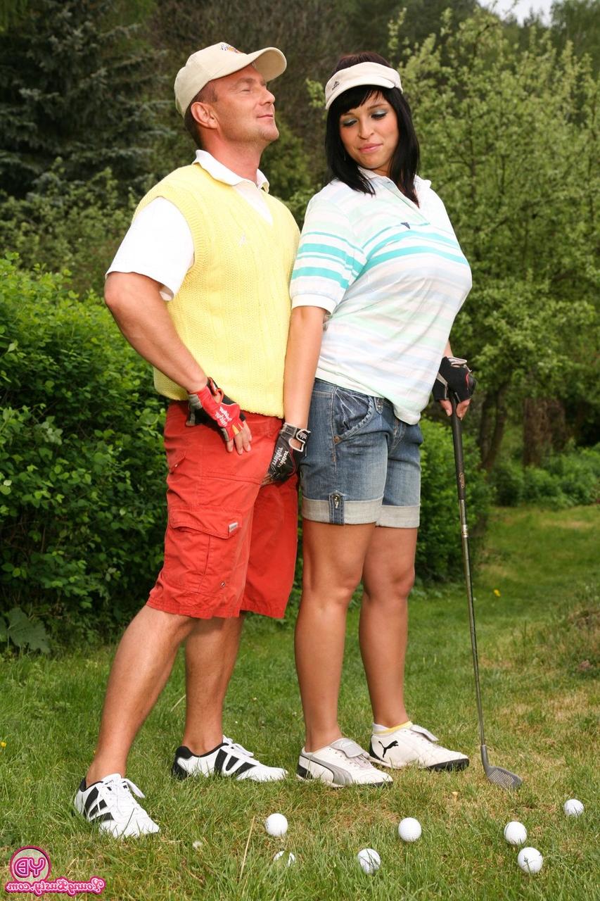 14P Une jeune fille aux gros seins va la chatte à la bouche sur des tees avec un instructeur de golf