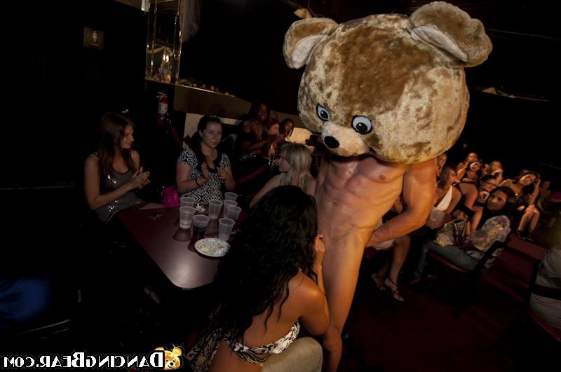 16P Bekleidete Mädchen bekommen auf einer Party von einer Stripperin Sperma ins Gesicht gespritzt