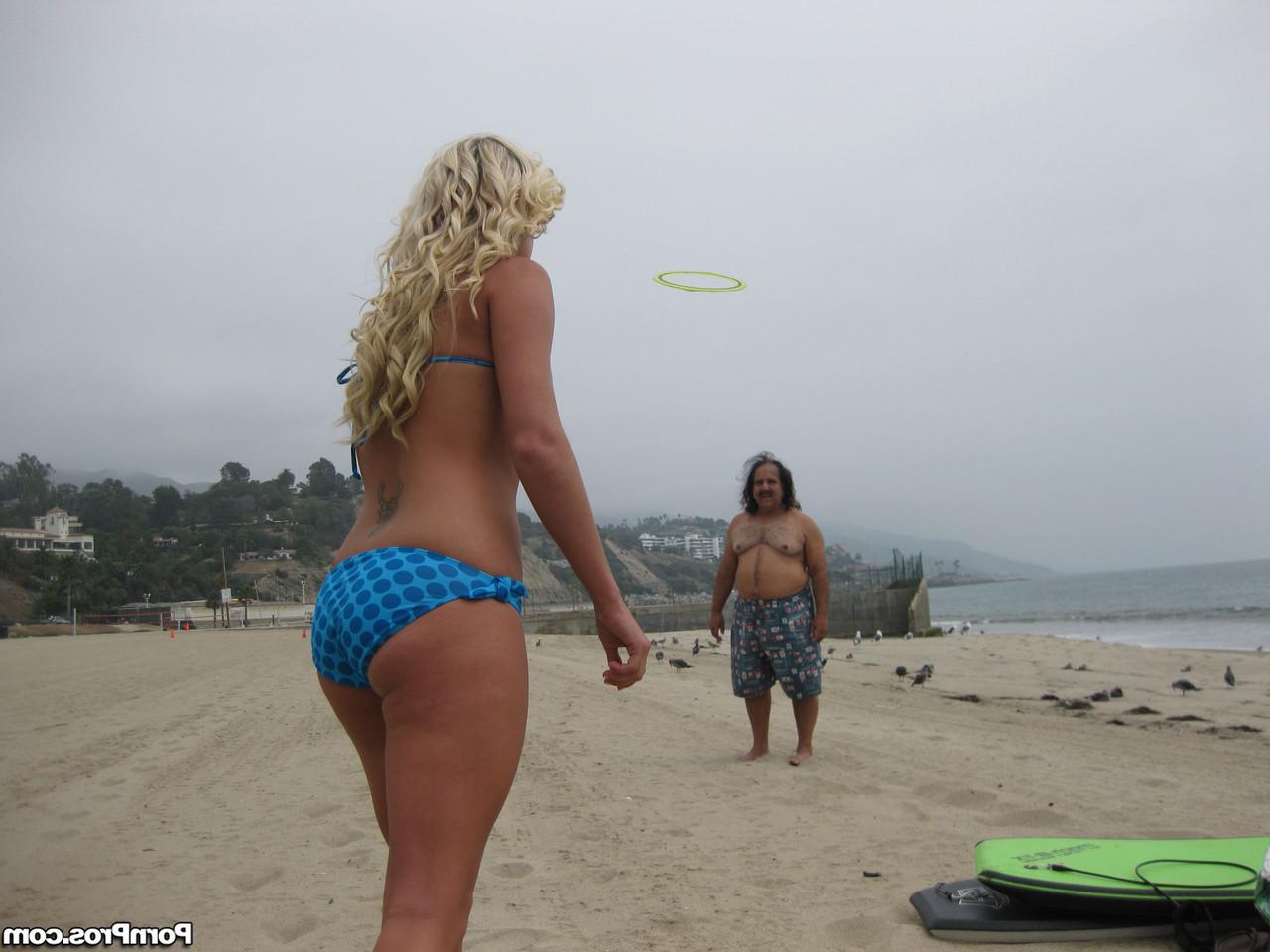 20P La blonde de plage Addison Cain se fait désosser et facialiser par un vieux vétérinaire porno poilu et gros.