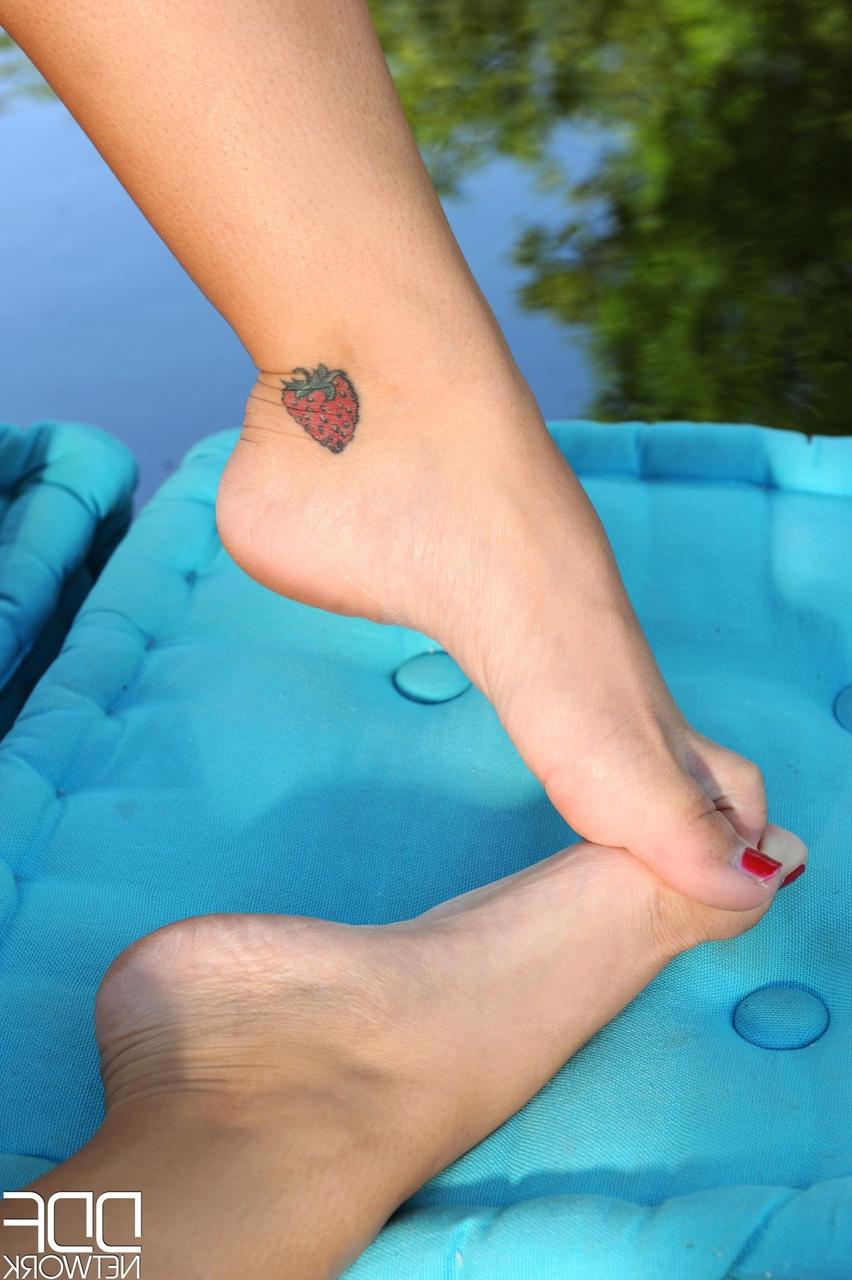 20P La beauté Cheryl S. masse et vénère ses pieds et ses orteils au bord de la piscine