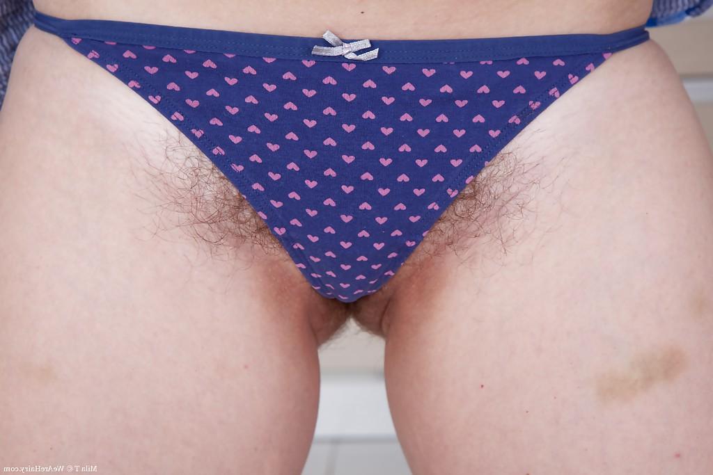 16P ふしだらな美女ミラ T がパンティーを脱いでスリットを指マン