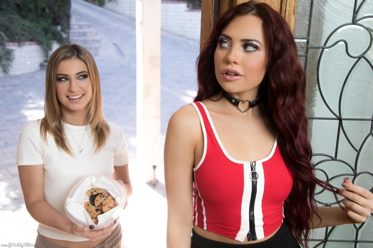 15P Meninas Sabina Rouge e Kristen Scott 69 durante sexo lésbico na cama