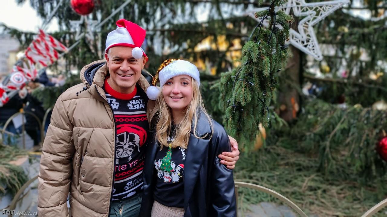 20P A adolescente safada Chloe Chevalier curtindo uma foda anal de Natal com o namorado