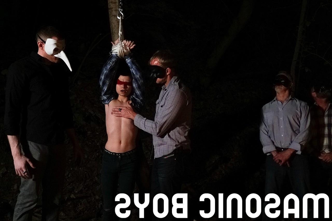 20P Связанному твинку Янгу трет его член и простату гей-мастер Камп