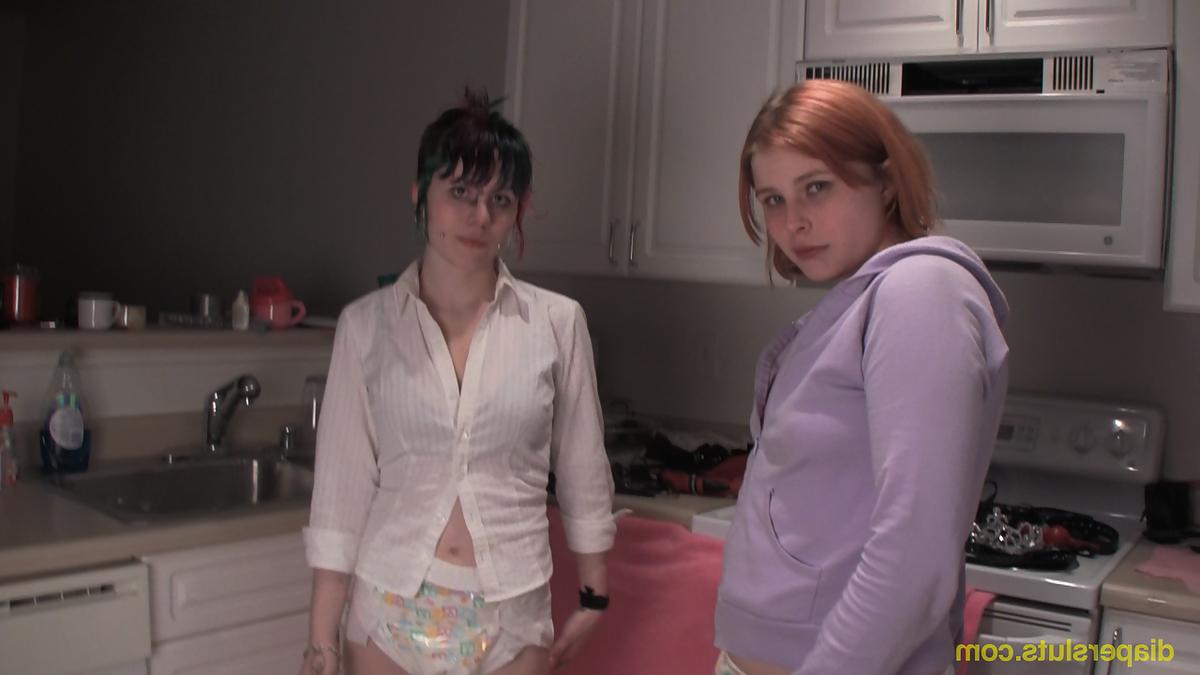 16P As lésbicas Lily e Dahlia tiram as fraldas enquanto fazem sexo na cozinha