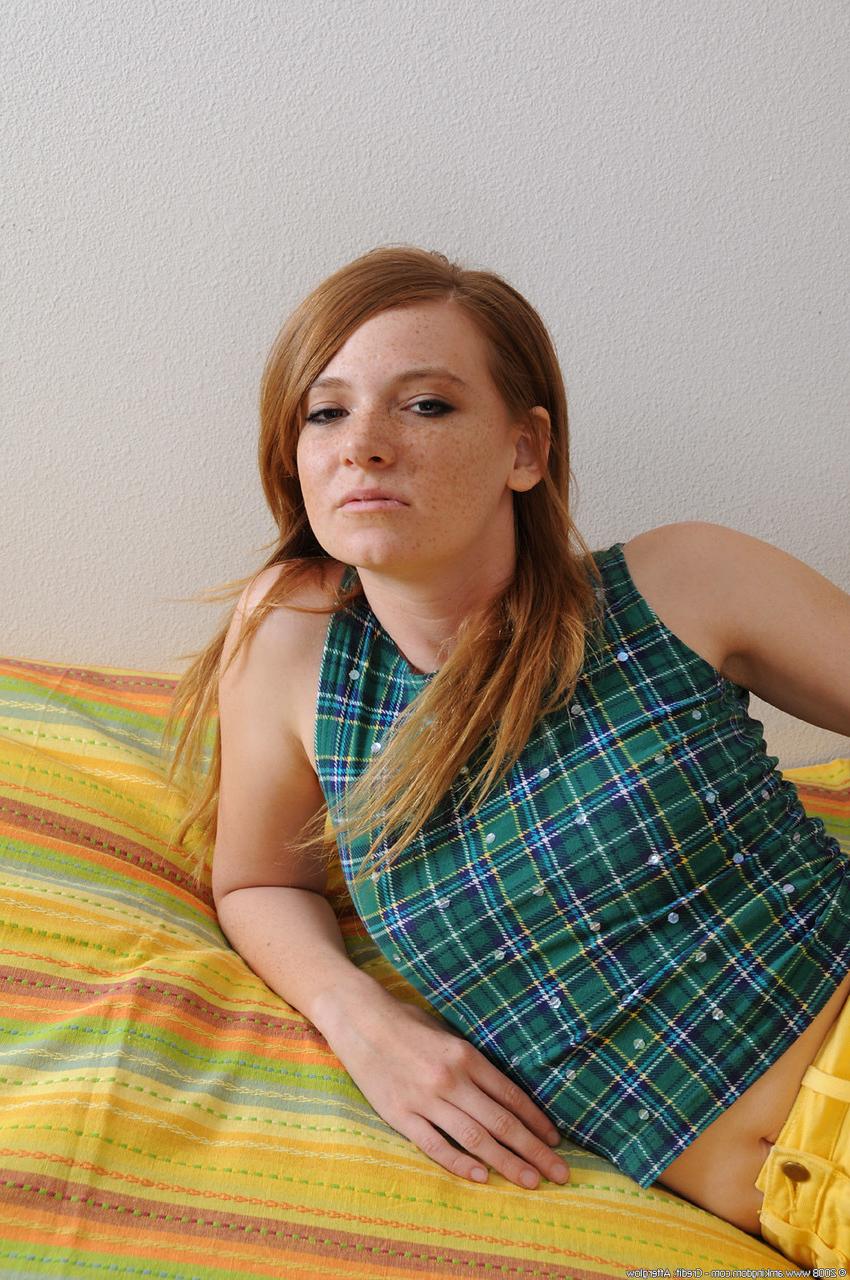 20P A adolescente amadora Tabitha revela sua vulva e a enche com um brinquedo sexual