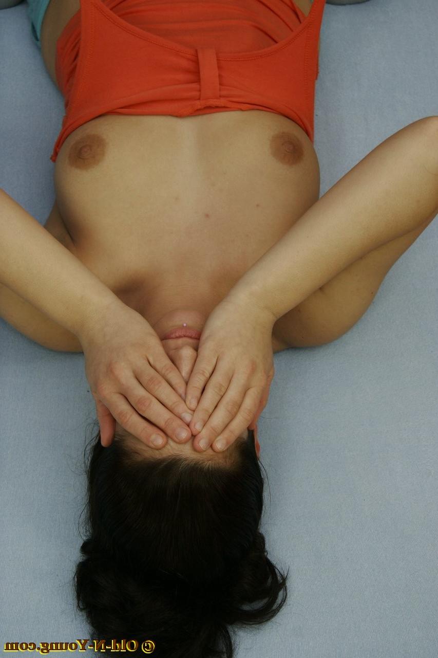 16P A adolescente morena Helen tem relações sexuais com seu personal trainer mais velho