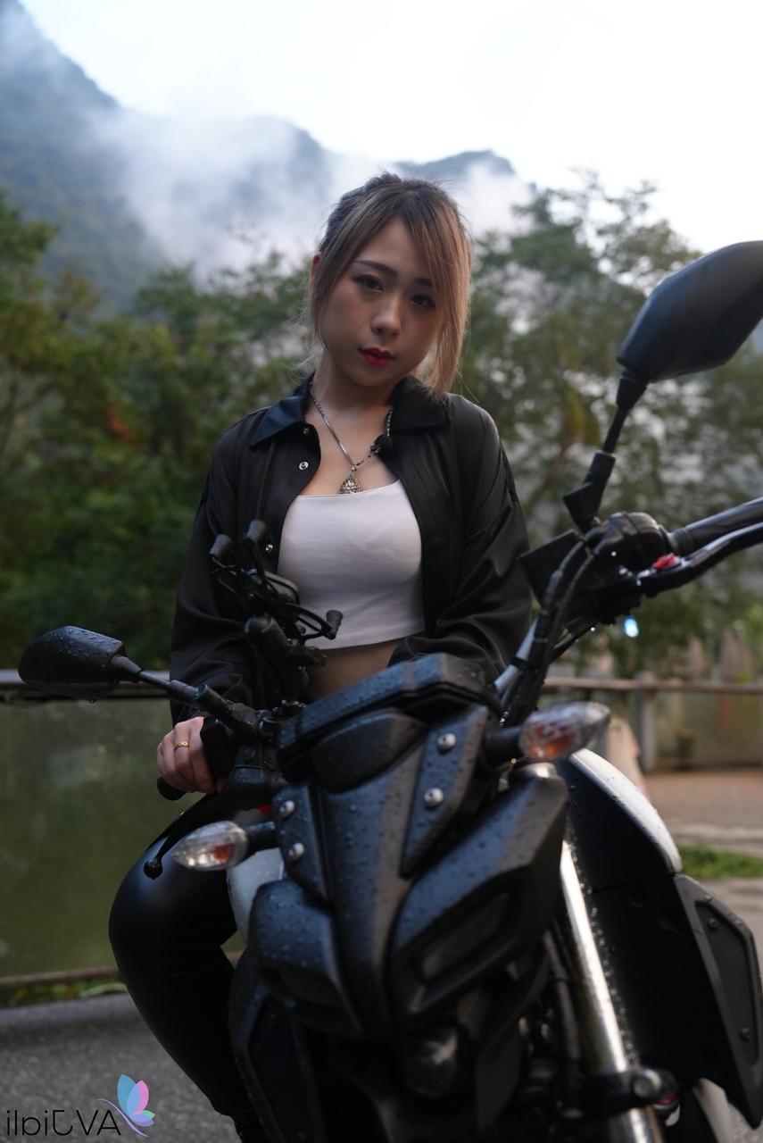 20P Pretty Asian girl Lin Siyu shows her beautiful tits while having sex