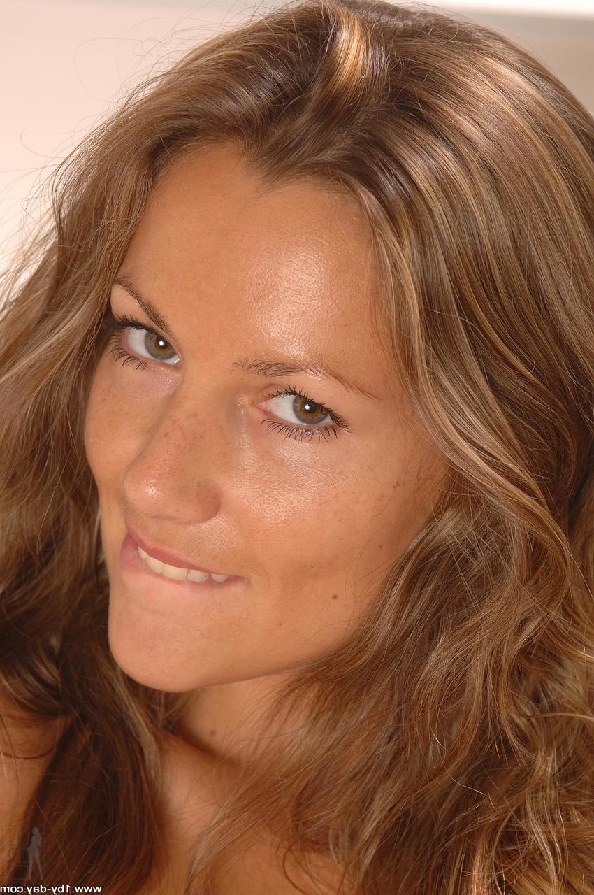 20P Malory, une fille à couper le souffle, joue avec son manchon parfaitement taillé au casting.