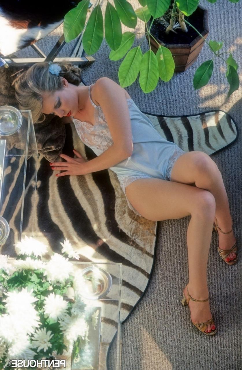 16P A deslumbrante Danielle Ginibre exibe seu clitóris peludo enquanto posa em sua camisola