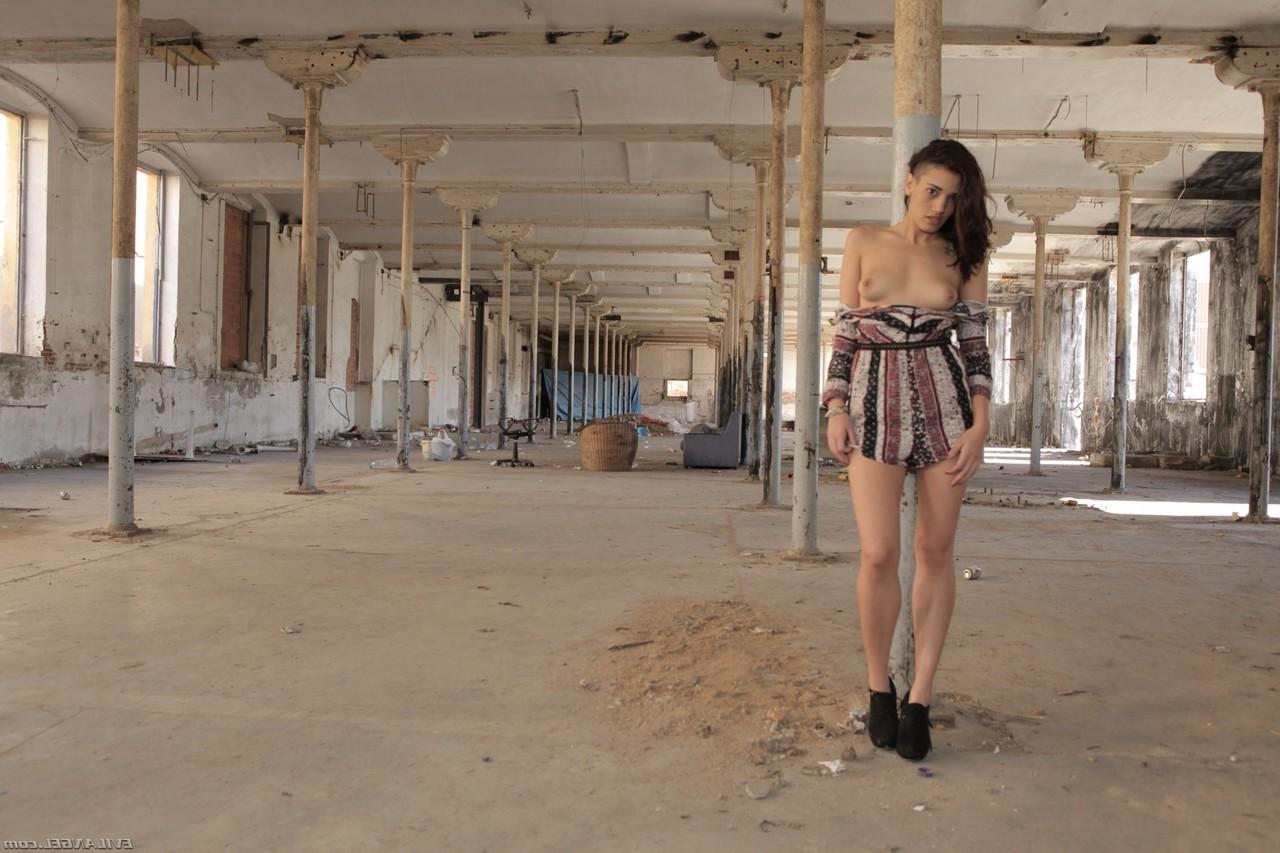 17P La estrella porno adolescente Penélope Cum se pela en un edificio abandonado para recibir una gran polla