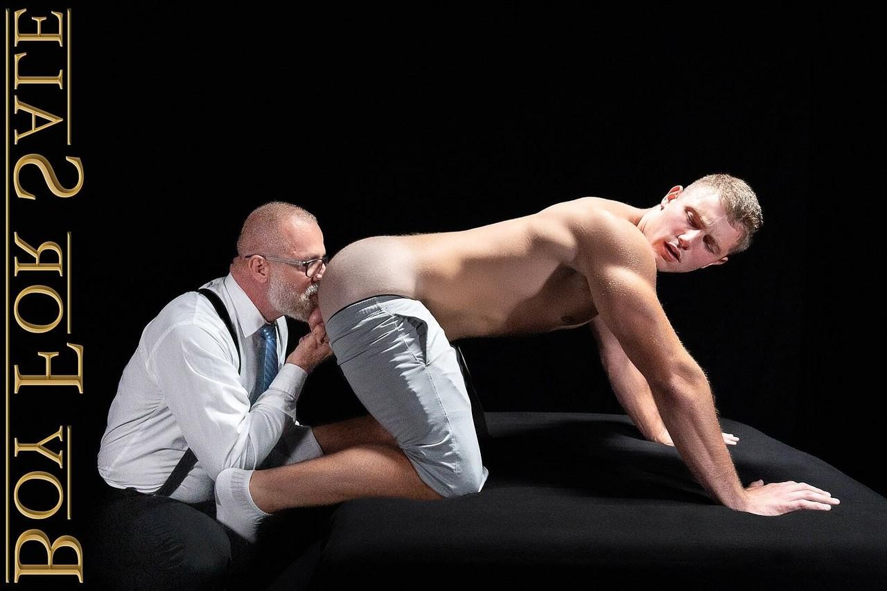 20P ゲイの白髪のマスター・カンプがストリップして筋肉質の若い少年クレイトンをおもちゃにする