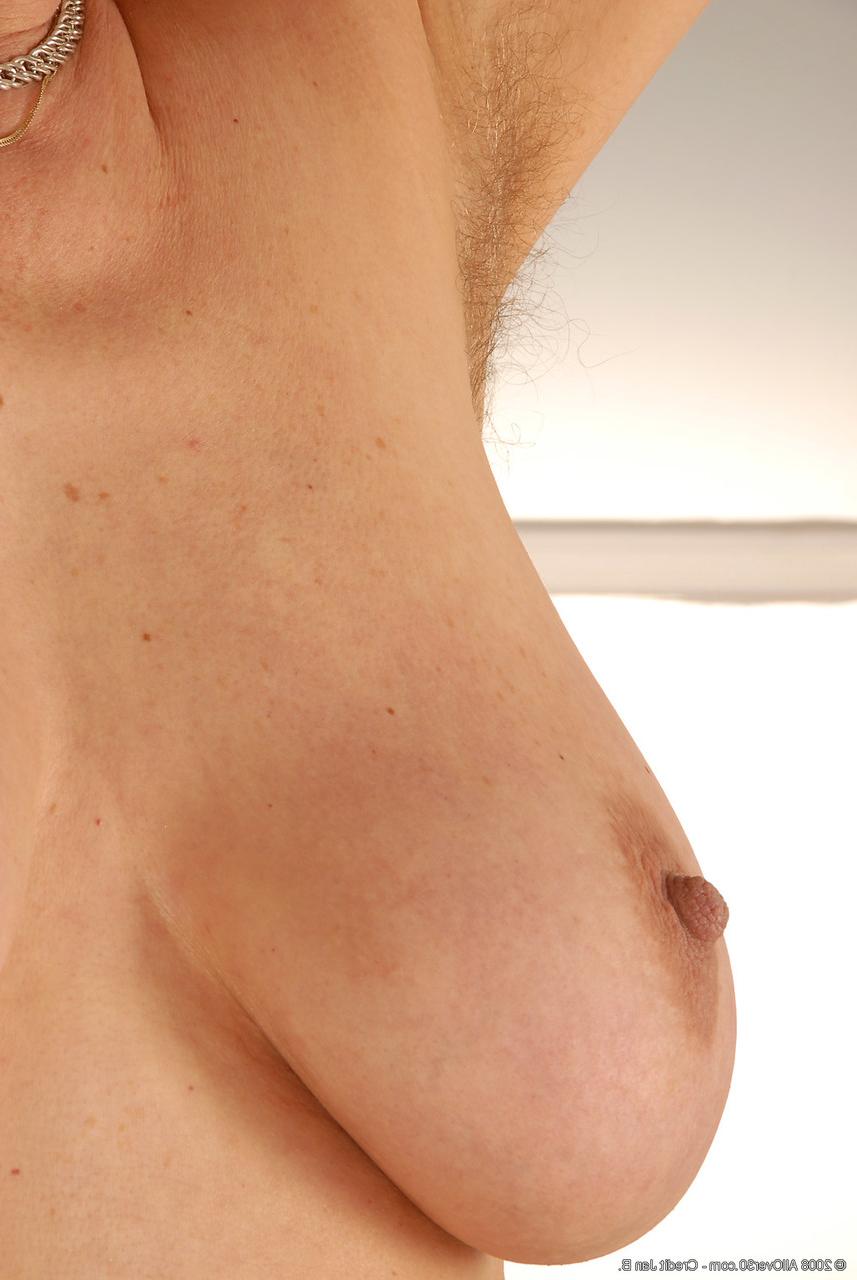 20P La encantadora madura Marta desata sus grandes tetas naturales y muestra su coño peludo
