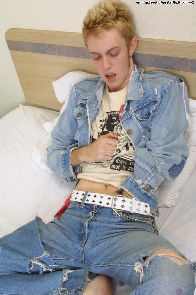 20P O punk loiro gay Sean tira sua roupa jeans e sua calcinha para se masturbar
