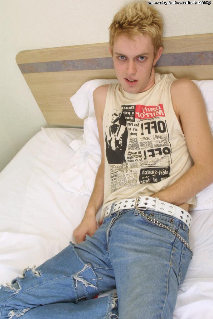 20P O punk loiro gay Sean tira sua roupa jeans e sua calcinha para se masturbar
