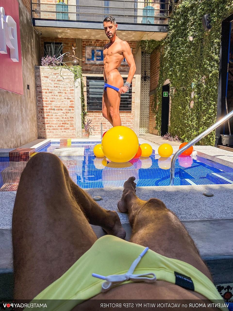 20P Lindo amador gay soprando e fodendo o pau enorme do meio-irmão no ponto de vista