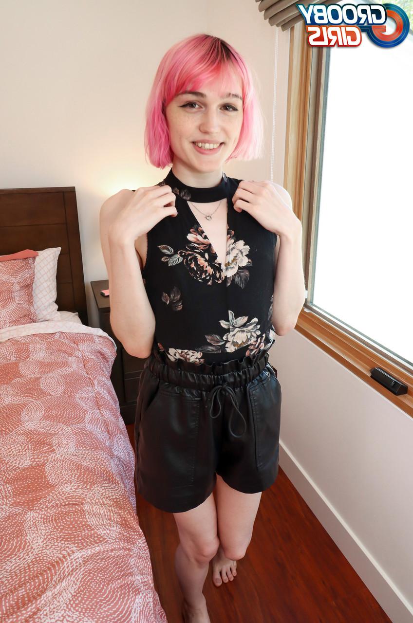 16P Pink-haired shemale Claire Tenebrarum shows her hot dick and small tits