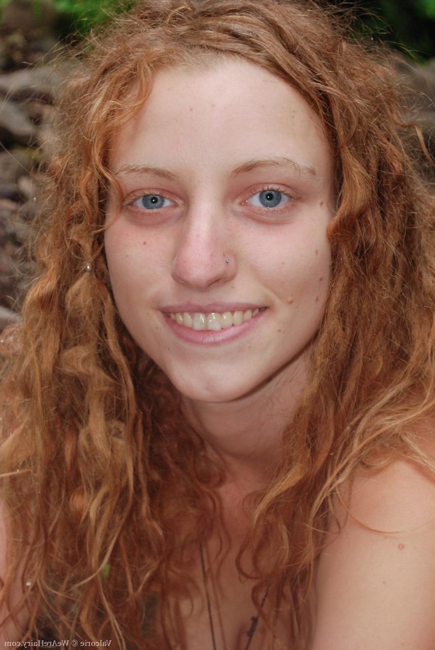 16P Die Naturliebhaberin Valcorie legt ihren sexy Körper und ihre haarige Fotze auf den Felsen