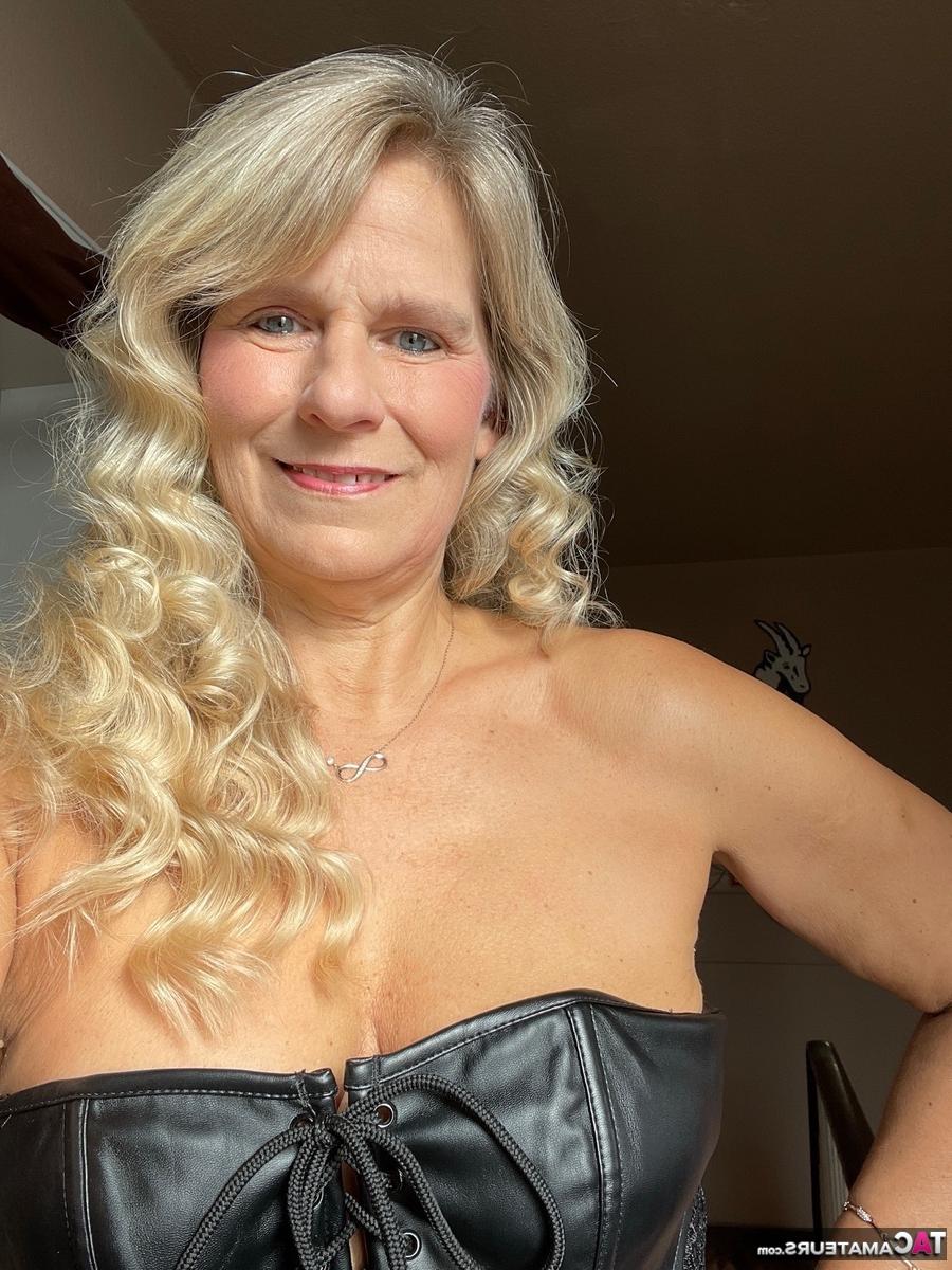 16P Sweet Susi, blonde d'âge moyen, se fait baiser avec des cuissardes.