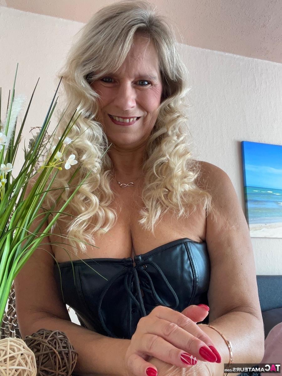 16P Sweet Susi, blonde d'âge moyen, se fait baiser avec des cuissardes.