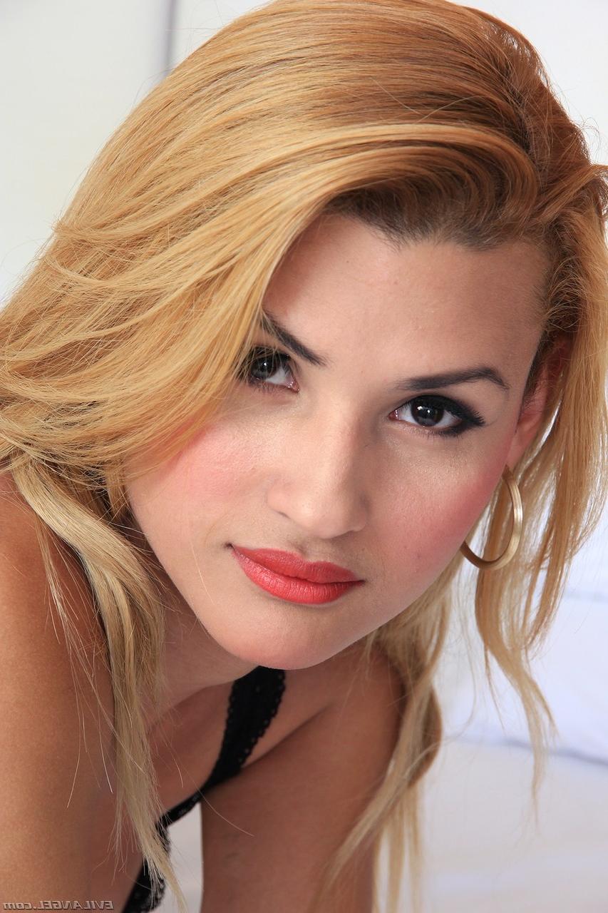 17P Travesti loira pequena posando em lingerie sexy e mostrando seu rabo apertado