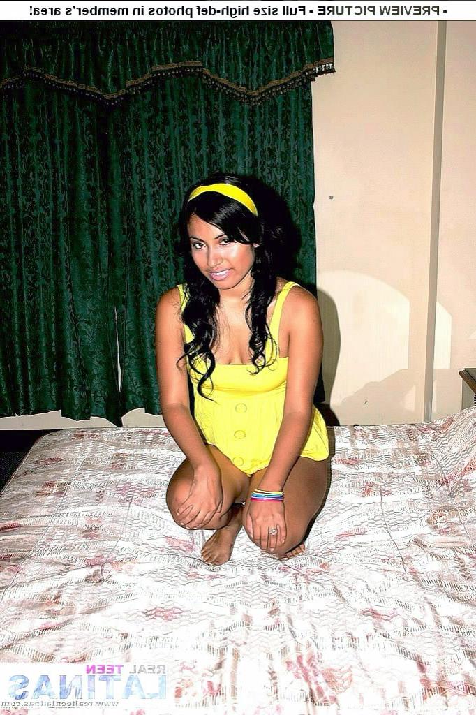 15P La joven latina de pelo oscuro Silvana se baja el tanga transparente encima de una cama