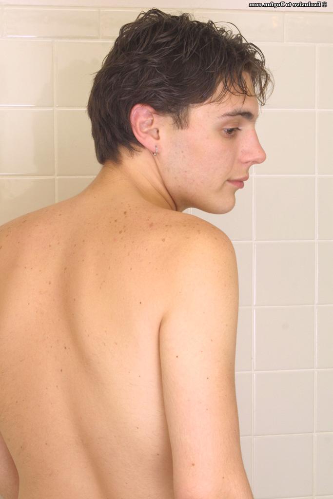 20P O adolescente gay fofo Owen tira a roupa e agarra seu tesão para se masturbar na banheira